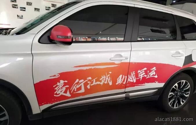 武汉车身广告公司介绍可移背胶和车贴的区别及车身材料选择